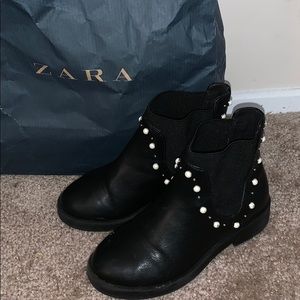 Little girl black Zara booties